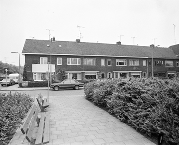 881022 Gezicht op de huizen C. van Maasdijkstraat 21 (links) -lager te Utrecht.